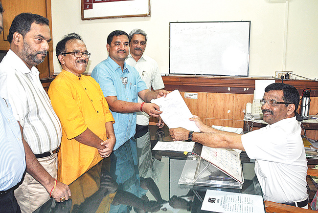 BJP candidate Siddharth Kunkolienkar filing his nomination papers, for the by-election to Panjim Constituency, in the presence of Defence Minister of India Manohar Parrikar, Chief Minister Laxmikant Parsekar and Art and Culture Minister Dayanand Mandrekar