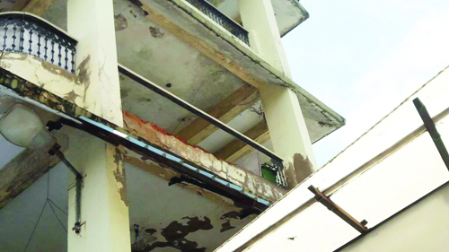 Hospicio grill collapses injuring woman