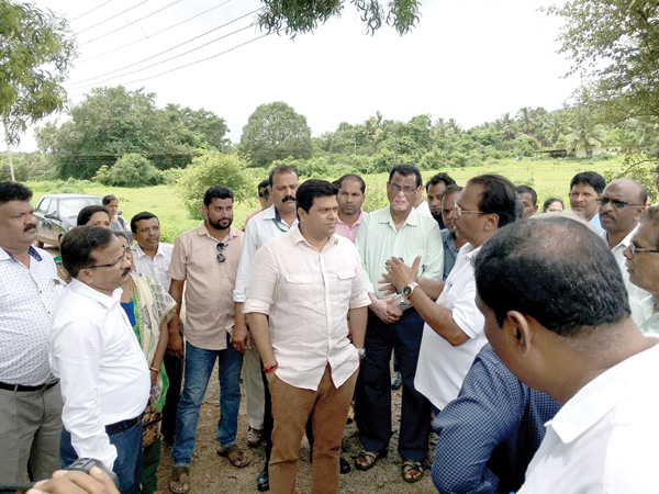 Jayesh visits housing board plots at Shristal, listens to grievances