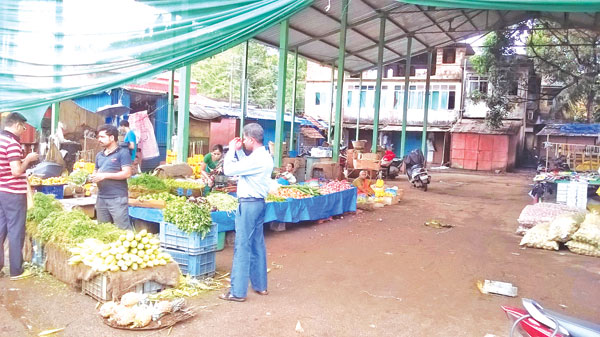 Vegetable and flower sellers upset in Sanquelim market 