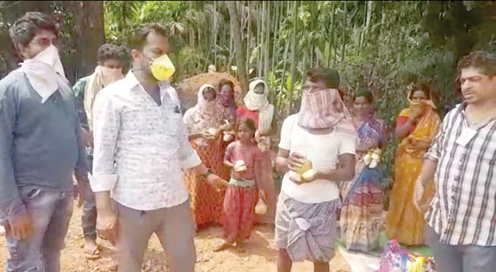 After a news report, Good Samaritan  comes to aid of stranded labourers