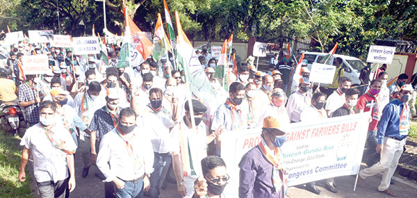 Farm bills: Hundreds of farmers  led by Cong march to Raj Bhavan