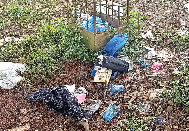 Garbage dumped at Tolleaband in Xeldem