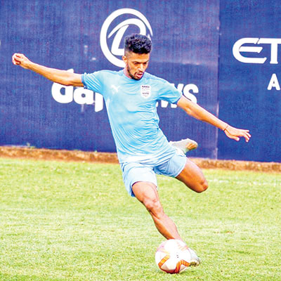 Mandar becomes first to play 100 ISL games