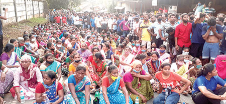 Police lathi charge at Shel-Melauli,  villagers respond with stones