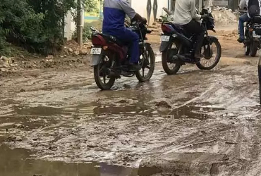 Road from Dando  to police station in pathetic state!