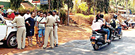 Stop halting   tourists repeatedly,   CM tells cops