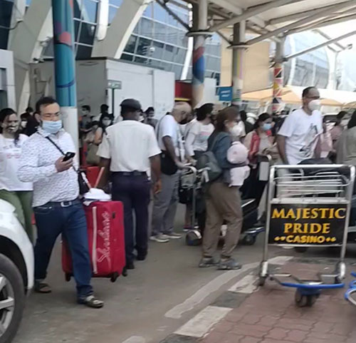 Passengers walk in at Dabolim with no COVID checking