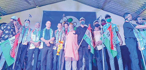 Tiatrist Alison Gomes among 60 others join TMC amid huge fanfare in Curtorim