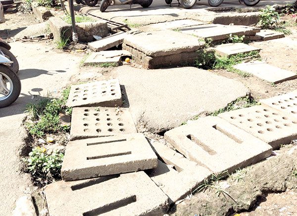 Haphazardly placed concrete slabs  at Panjim market poses risk