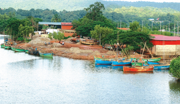 Court raps force Goa cops out of  the quicksand and seize 26 boats