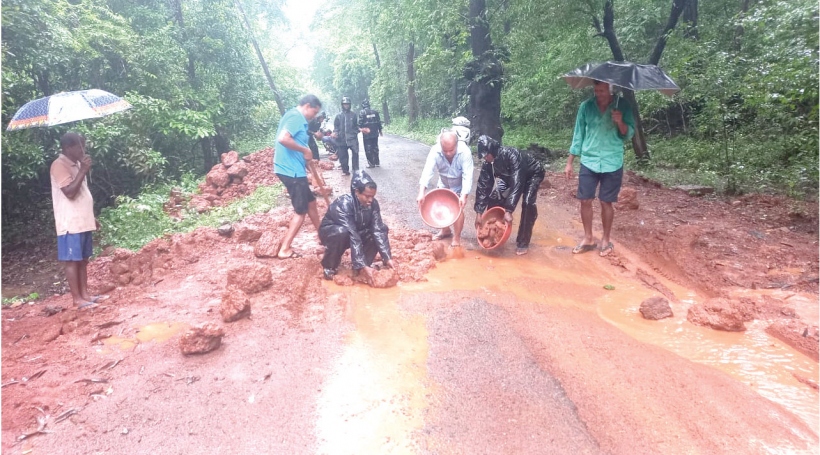 Cotigao locals repair  village road 