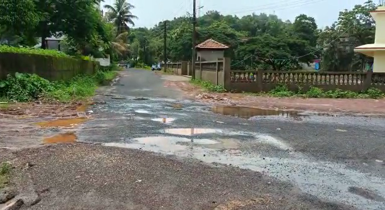Curti Khandepar road riddled with potholes