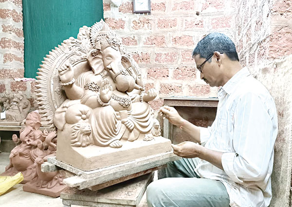 Artisans spiritually immersed in making of Ganesh idol 