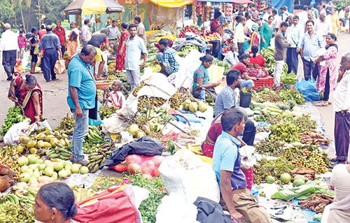 Chavoth bazaars to lure voters: Tamhankar