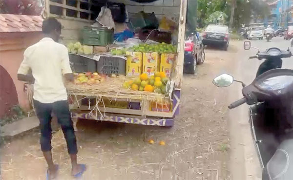 MMC continues drive against vehicles  parked by roadside selling fruits
