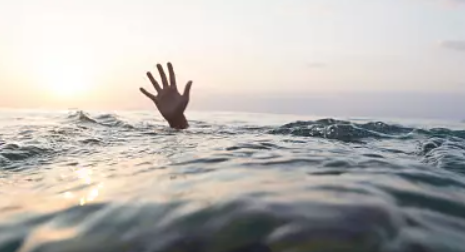 Hotel employee drowns  off Morjim beach