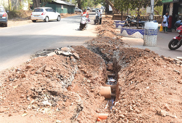 Underground cabling works leave Paresem to Chopdem roads in a mess