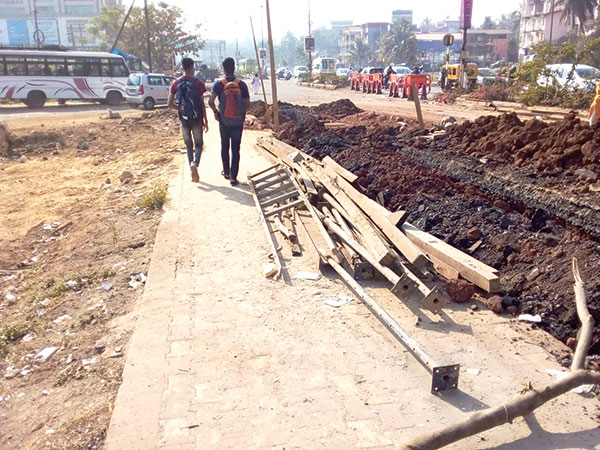 Ongoing sewerage work at Margao without safety measures pose risk to pedestrians, motorists 