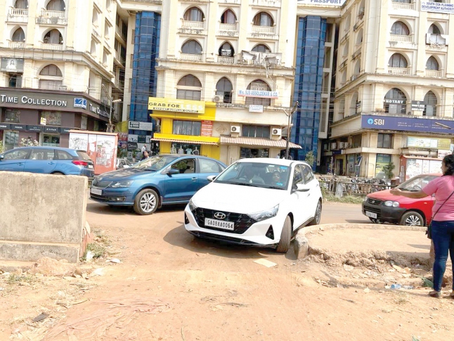 Motorists irked by narrow, badly-designed  entrance to Margao’s SGPDA parking lot  