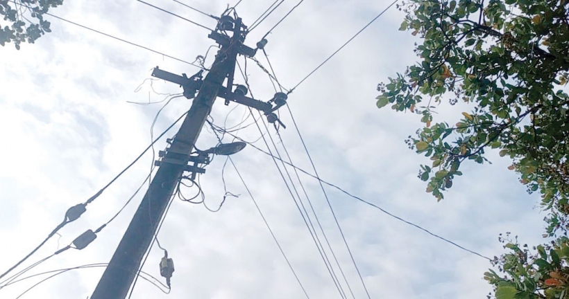 Verlem locals urge Electricity Dept  to replace damaged poles