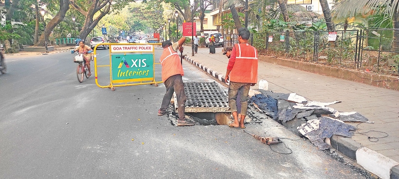 Bandodkar Marg drains blocked at various strategical points in city