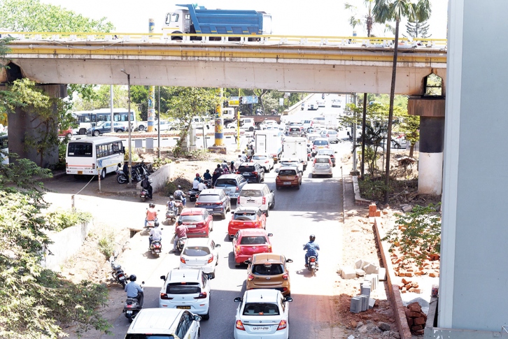 Commuters to Panjim suffer total traffic block, chocked with no bypass option