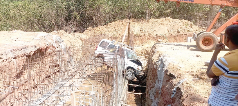 Narrow escape for seven Karnataka tourists as car  falls in pit full of iron rods at Mollem 