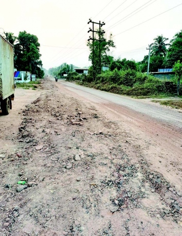 Pathetic state of  road in Cuncolim