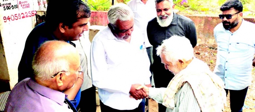 Octogenarian in Goa reunites with his family from Gujarat after 42 years