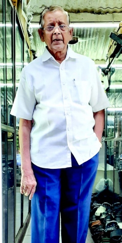 Legacy in leather: Panjim’s iconic shoemaker Loleshwar Nipanikar continues his craft at 88