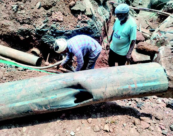 Smart City workers damage  water pipeline; results in  massive water wastage