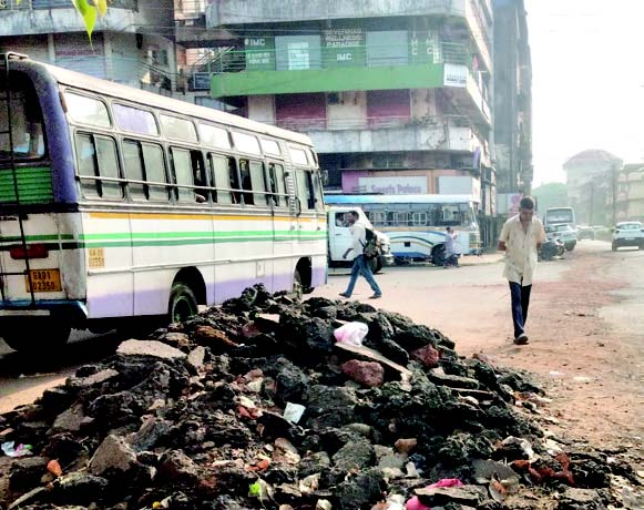 Debris along the road in Vasco causes inconvenience