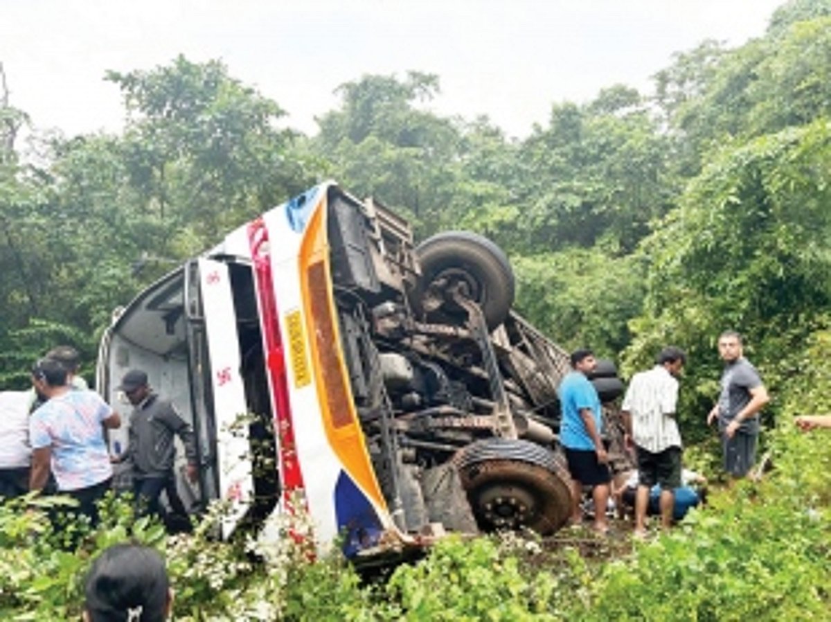 1 dead, 9 seriously injured as bus overturns in Dharbandora