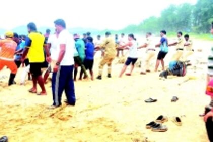 10 fishermen rescued after canoe capsizes off Canacona coast