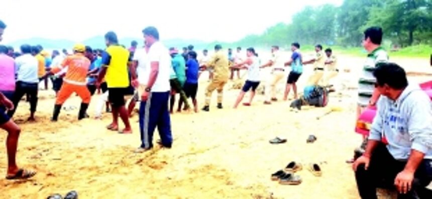 10 fishermen rescued after canoe capsizes off Canacona coast