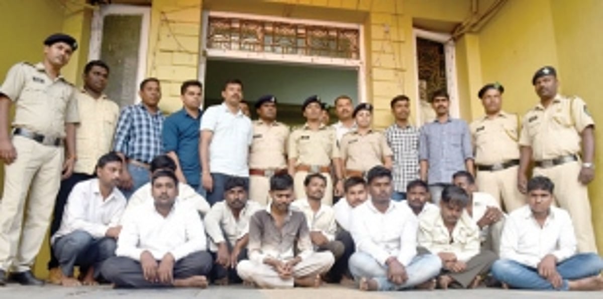 12 held for thefts during  Parrikar’s final journey