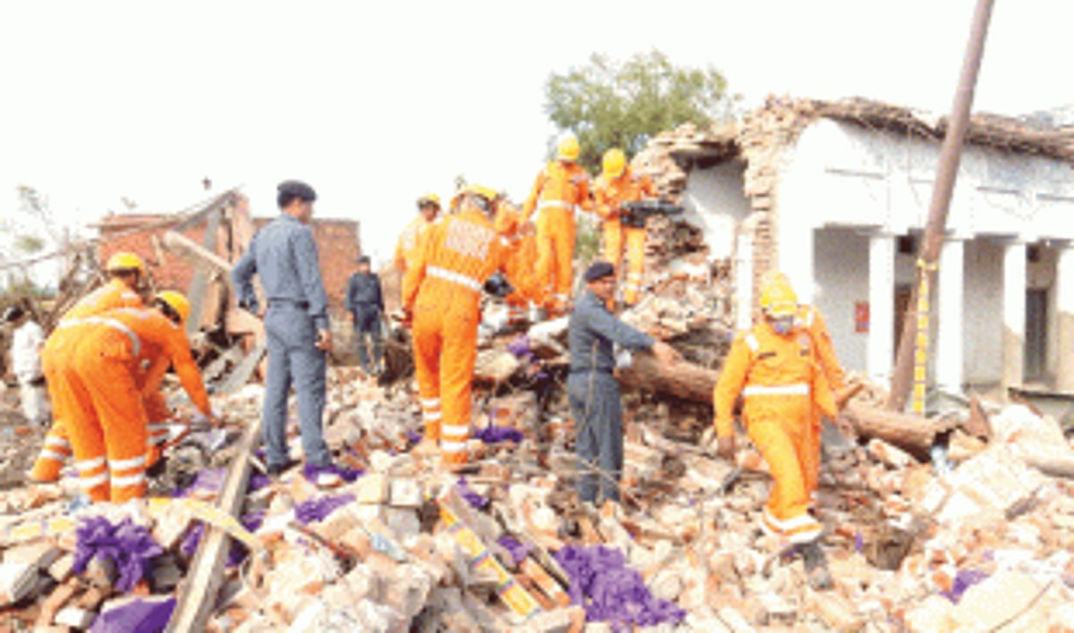 13 killed, 6 injured in explosion at shop in UP