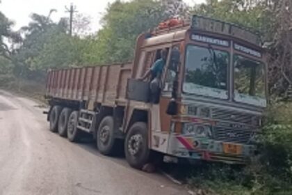 14-Wheeler Truck Veers Off Mapusa-Siolim Road, No Injuries Reported