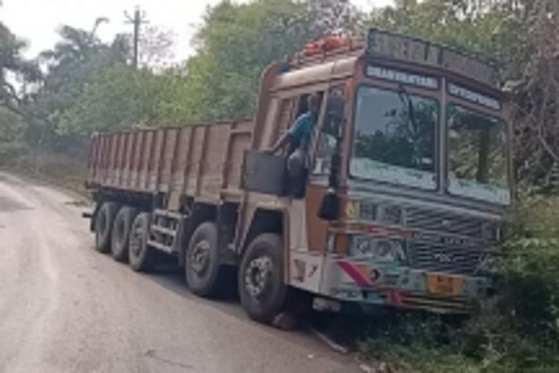 14-Wheeler Truck Veers Off Mapusa-Siolim Road, No Injuries Reported