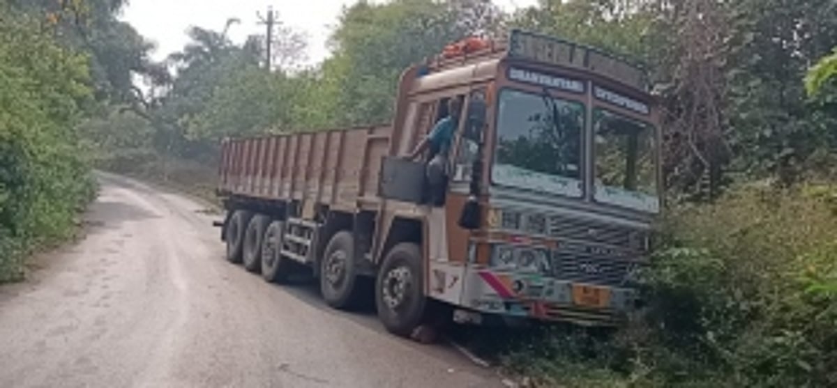 14-Wheeler Truck Veers Off Mapusa-Siolim Road, No Injuries Reported