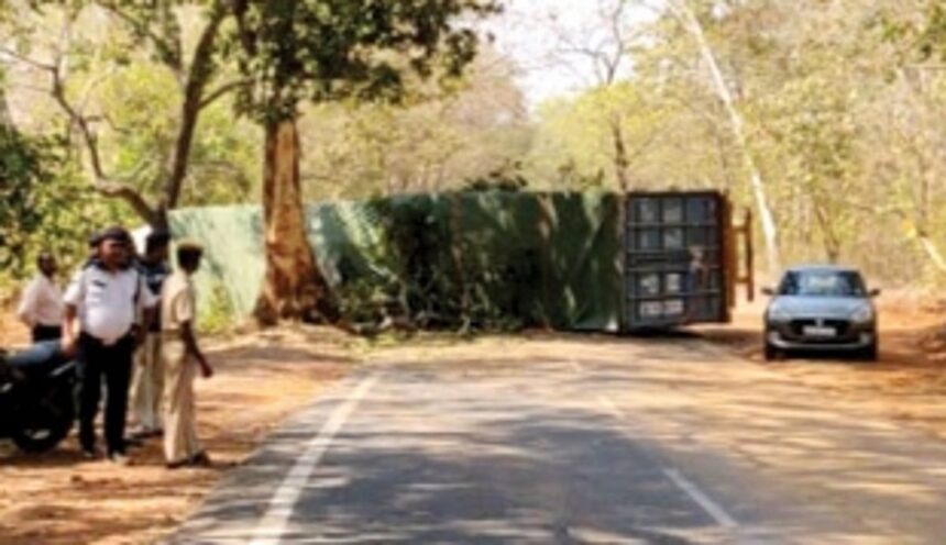 14-wheeler falls on its side;  disrupts traffic at Poinguinim