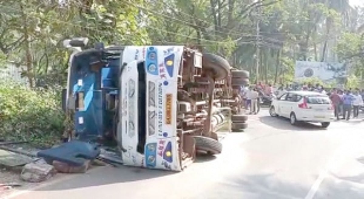 17 tourists injured after  bus overturns at Bogmalo