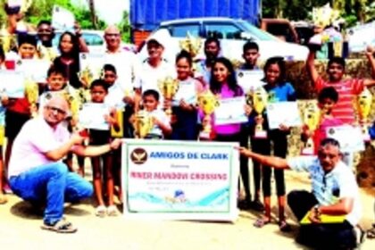17 young swimmers cross River Mandovi