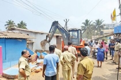 18 ‘illegal’ houses razed at Kharewado
