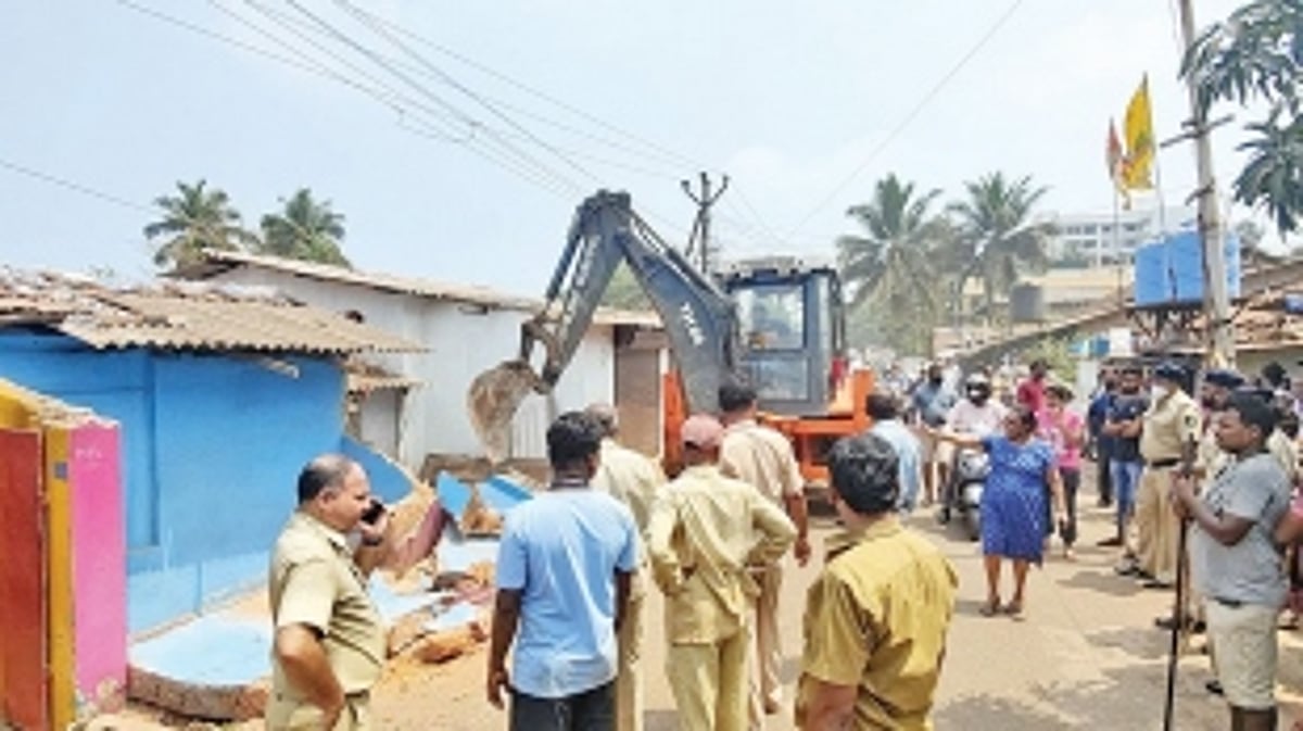 18 ‘illegal’ houses razed at Kharewado