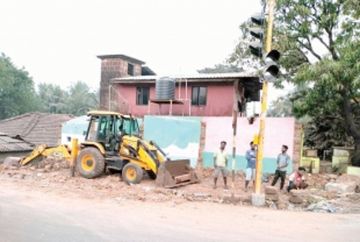 2 houses at Nagzar-Mopa junction demolished for airport road widening