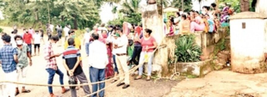 200 Melauli villagers protest in front of Valpoi PS 1 200 Melauli villagers protest in front of Valpoi PS