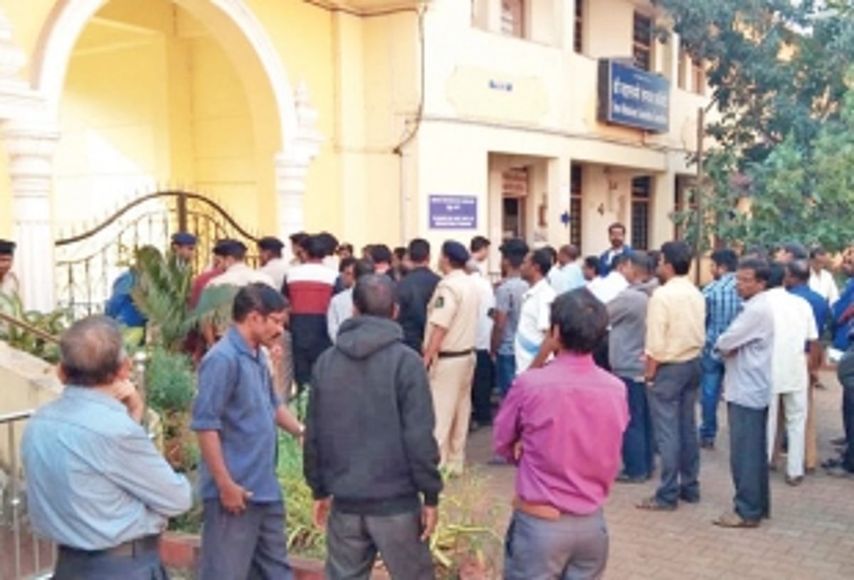 200 PWD workers demand  regularisation; meet minister