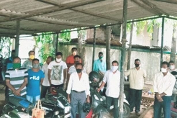 25 unpaid BSNL contract workers  protest infront of Ponda office